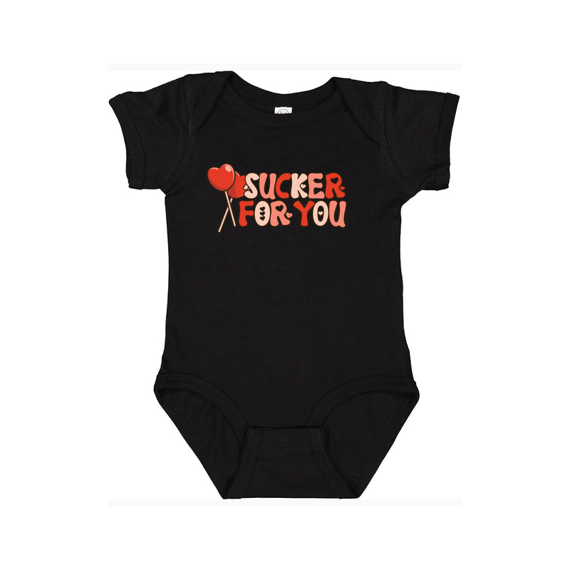 Sucker For You Graphique Valentine’s Onesie